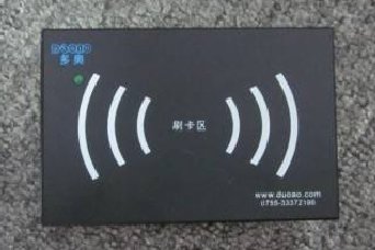 揭陽(yáng)小區(qū)業(yè)主興起電梯刷卡，安全還是麻煩？