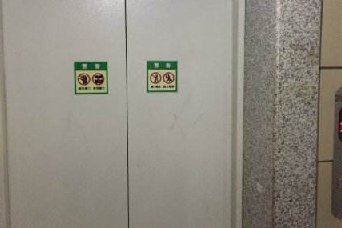 老小區(qū)加裝電梯費用誰承擔？電梯刷卡巧解難題